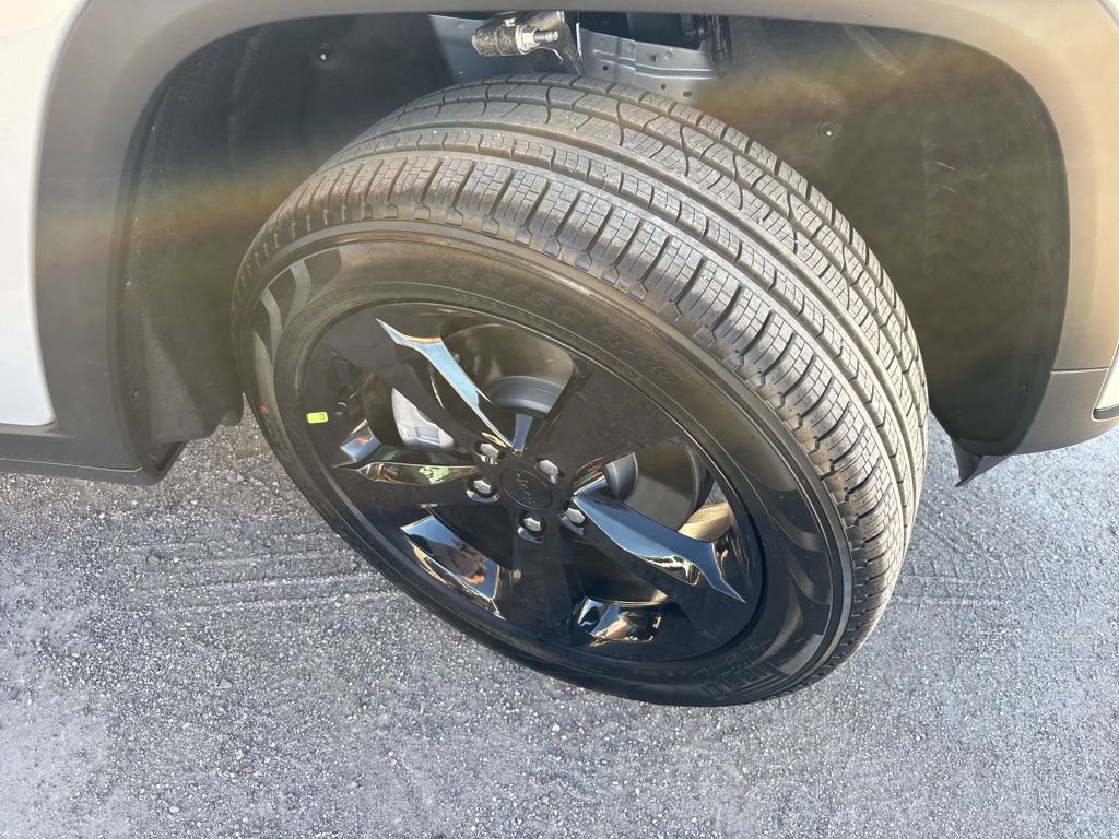 New 2025 Jeep Grand Cherokee L Limited w/ Black Appearance Package image 12