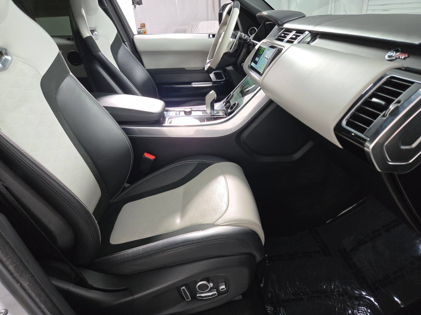 Used 2022 Land Rover Range Rover Sport SVR AWD/4WD image 3