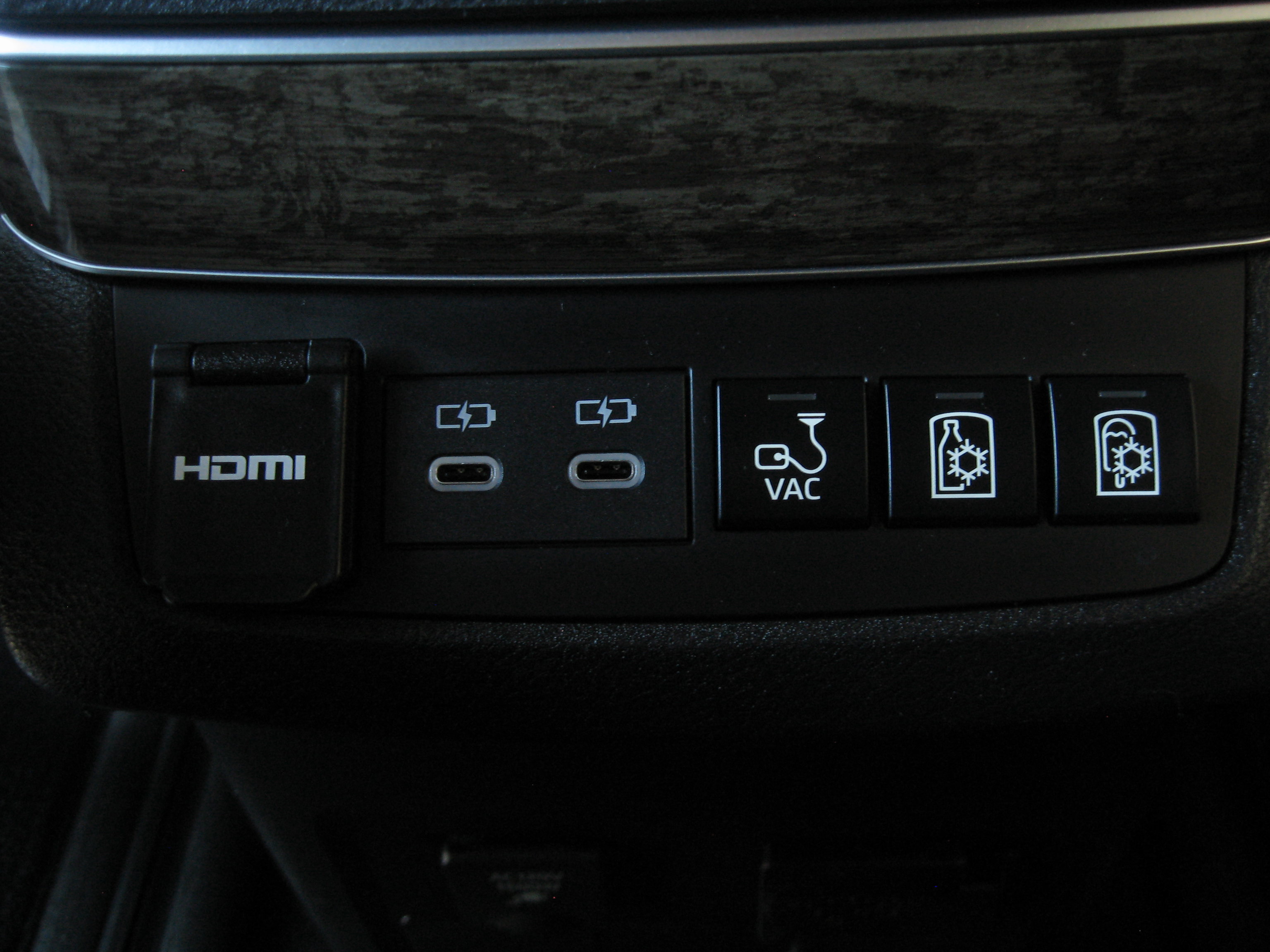 Used 2025 Toyota Sienna Platinum image 24