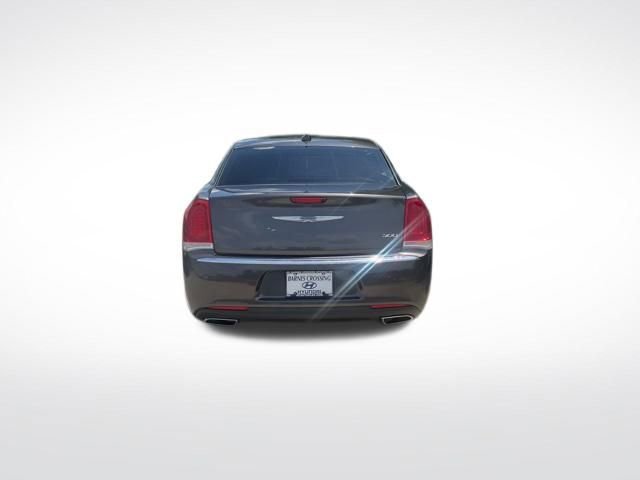 Used 2018 Chrysler 300 Limited RWD image 4
