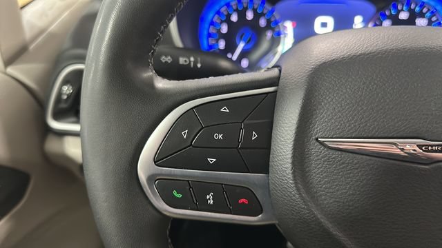 Used 2024 Chrysler Pacifica Touring-L FWD image 11