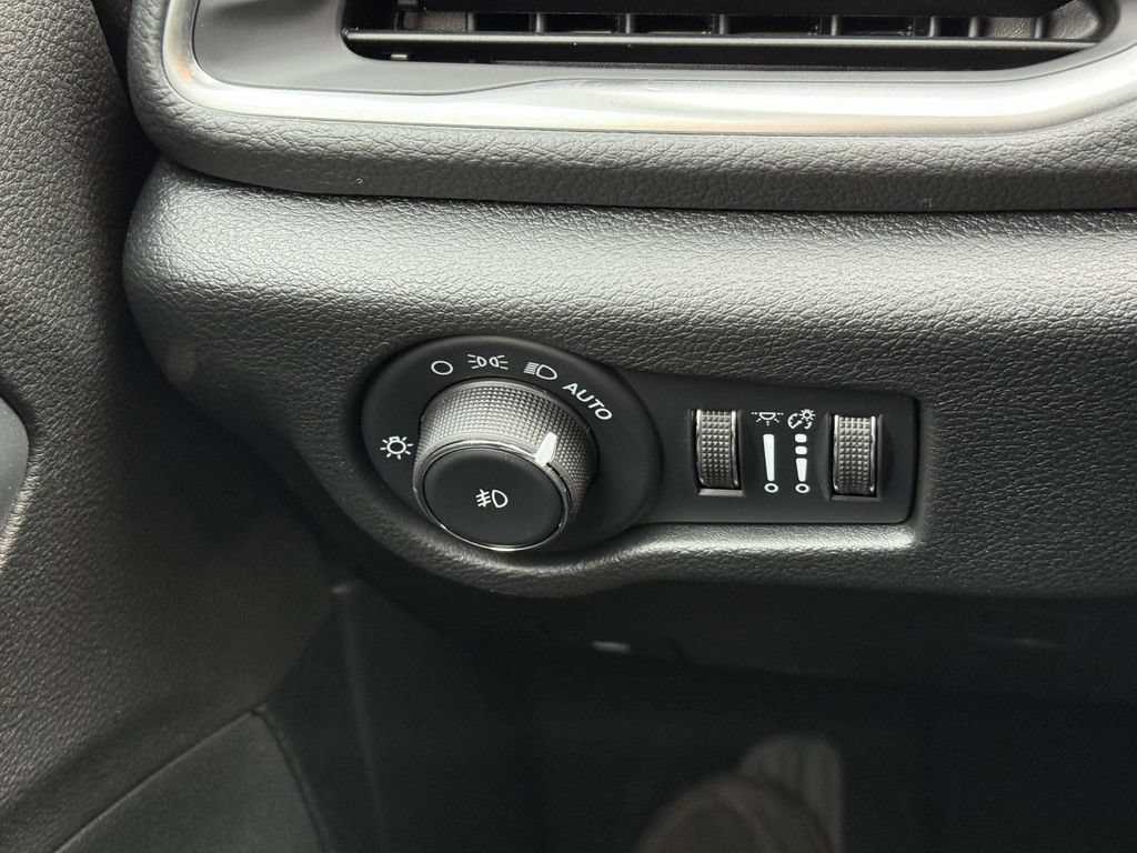 New 2026 Chrysler Pacifica Limited w/ Uconnect Theater Family Group AWD/4WD image 33