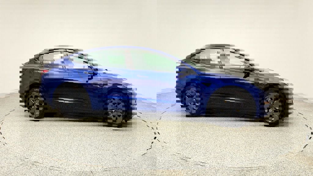 Used 2023 Tesla Model 3 Standard Range image 4