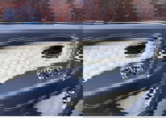 Used 2018 Bentley Bentayga Onyx Edition image 18