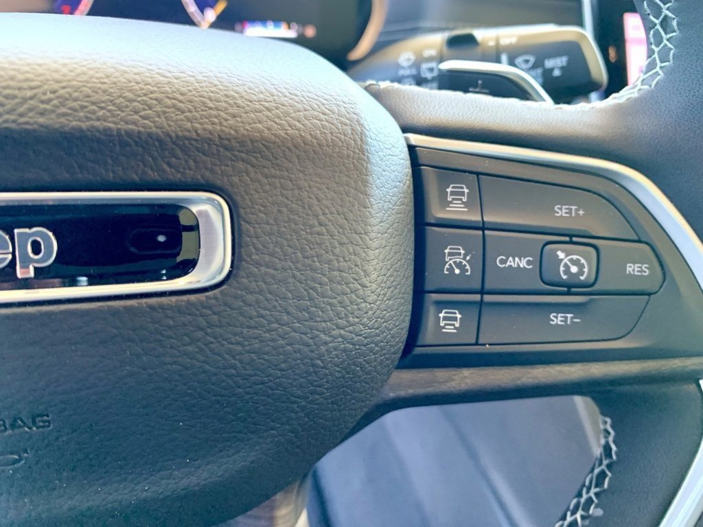 Used 2025 Jeep Grand Cherokee Limited image 35