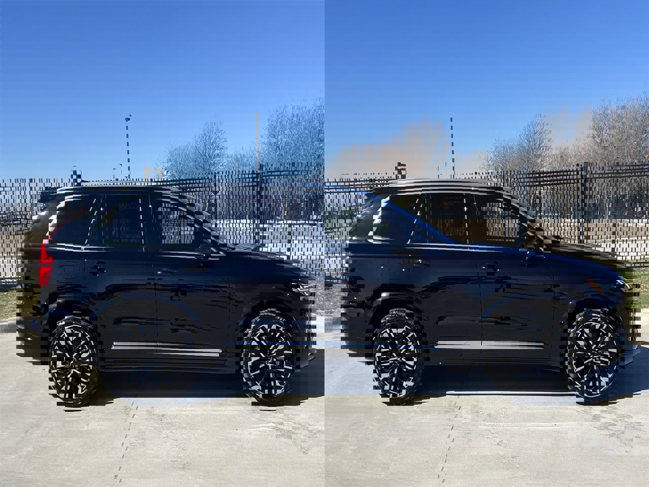 Used 2025 Volvo XC90 T8 Core image 3