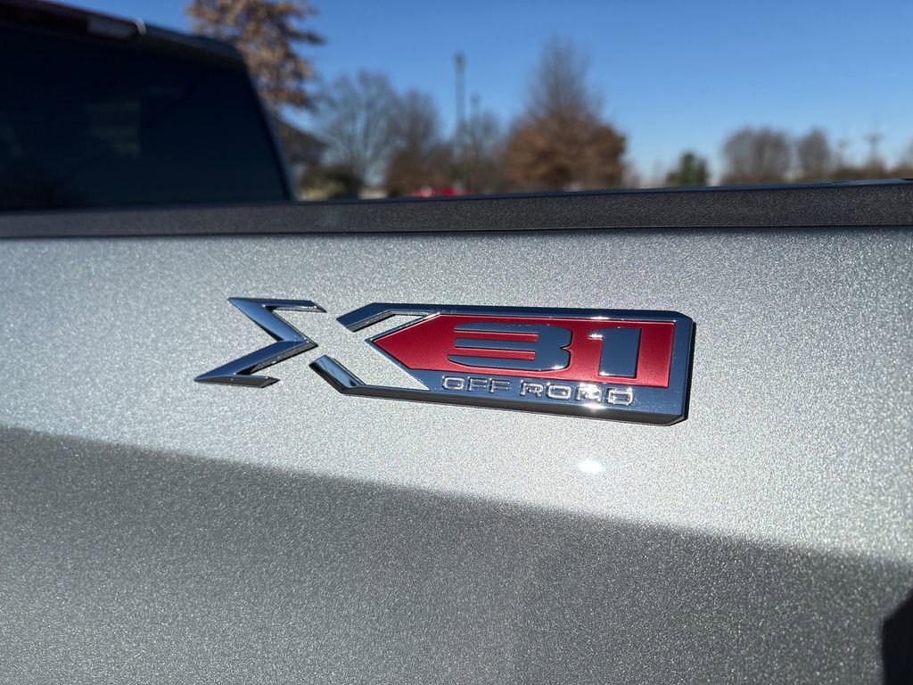 New 2026 GMC Sierra 1500 Elevation w/ LPO, Elevation Black Package AWD/4WD image 12