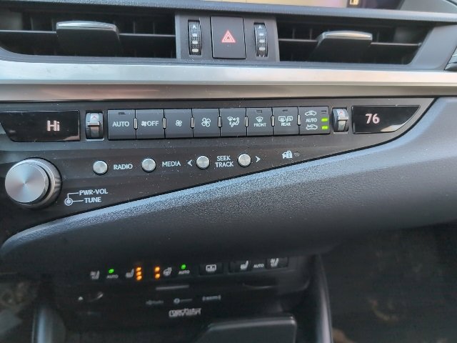 Used 2021 Lexus ES 300h w/ Luxury Package image 17