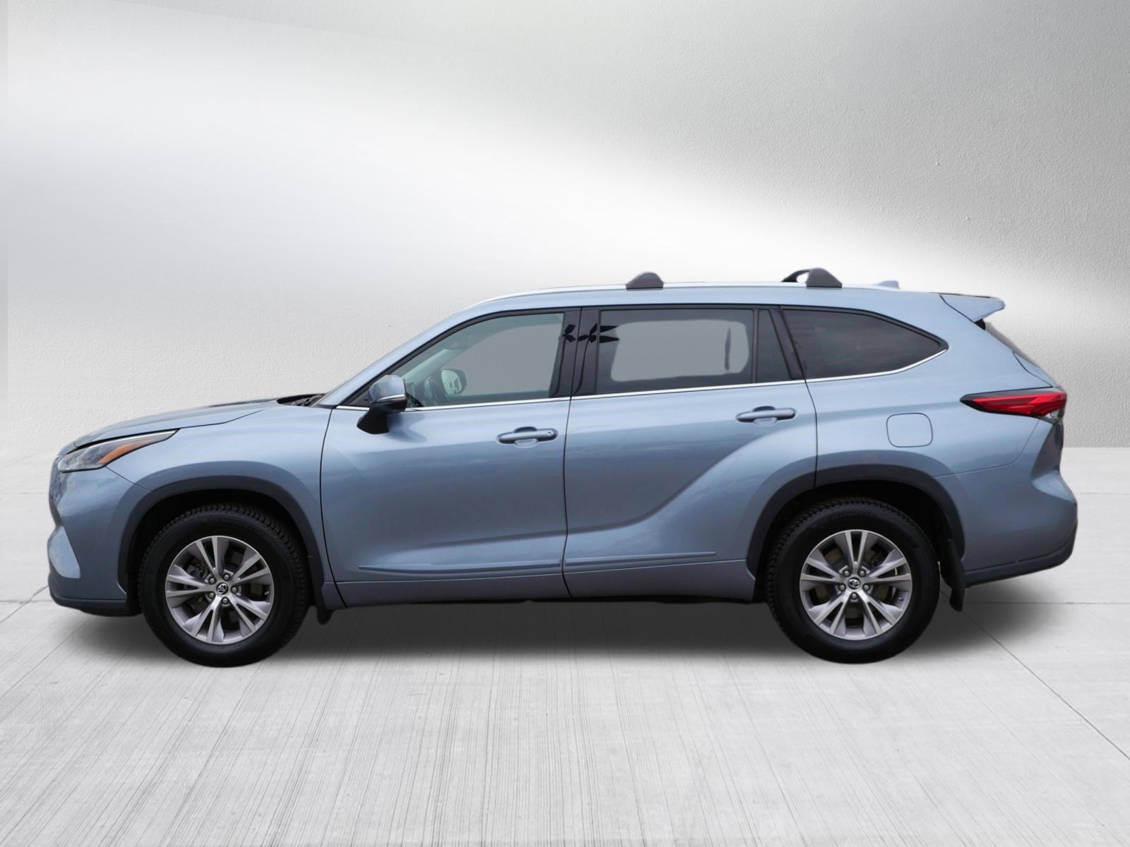 Used 2021 Toyota Highlander XLE AWD/4WD image 4