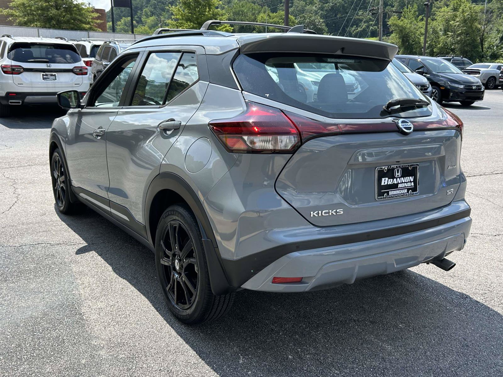 Used 2021 Nissan Kicks SR w/ SR Premium Package FWD image 3