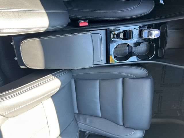 Certified 2025 Volvo XC40 B5 Plus AWD/4WD image 26