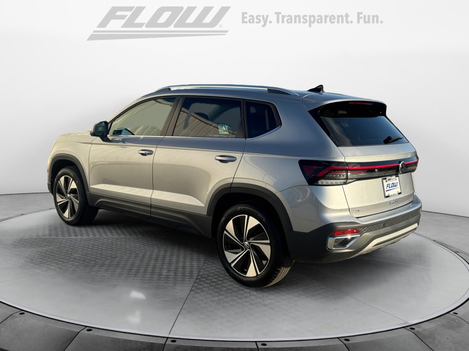 Used 2025 Volkswagen Taos SE w/ Panoramic Sunroof Package image 6
