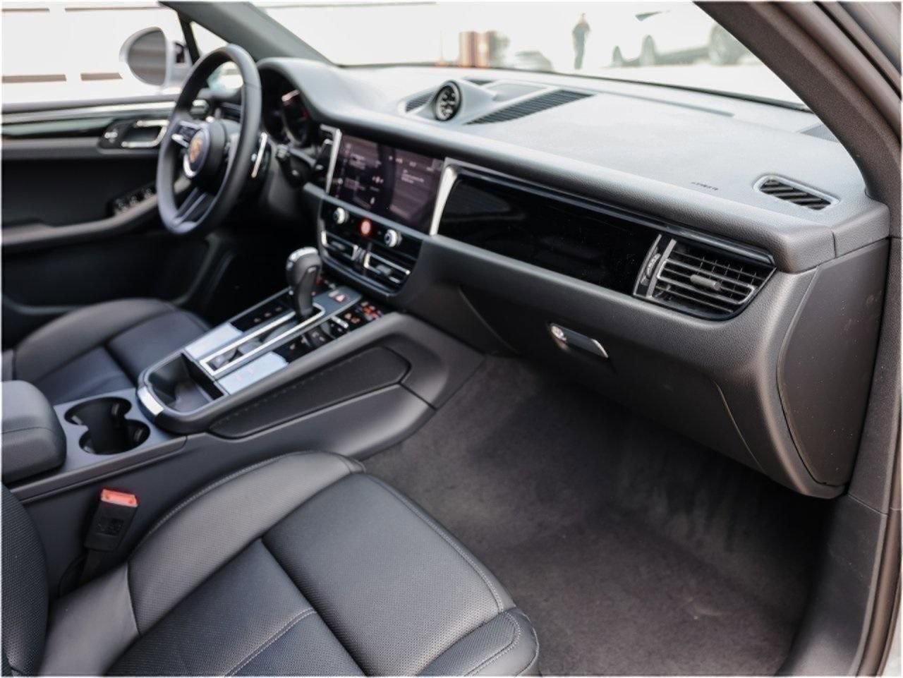 Certified 2025 Porsche Macan AWD/4WD image 27