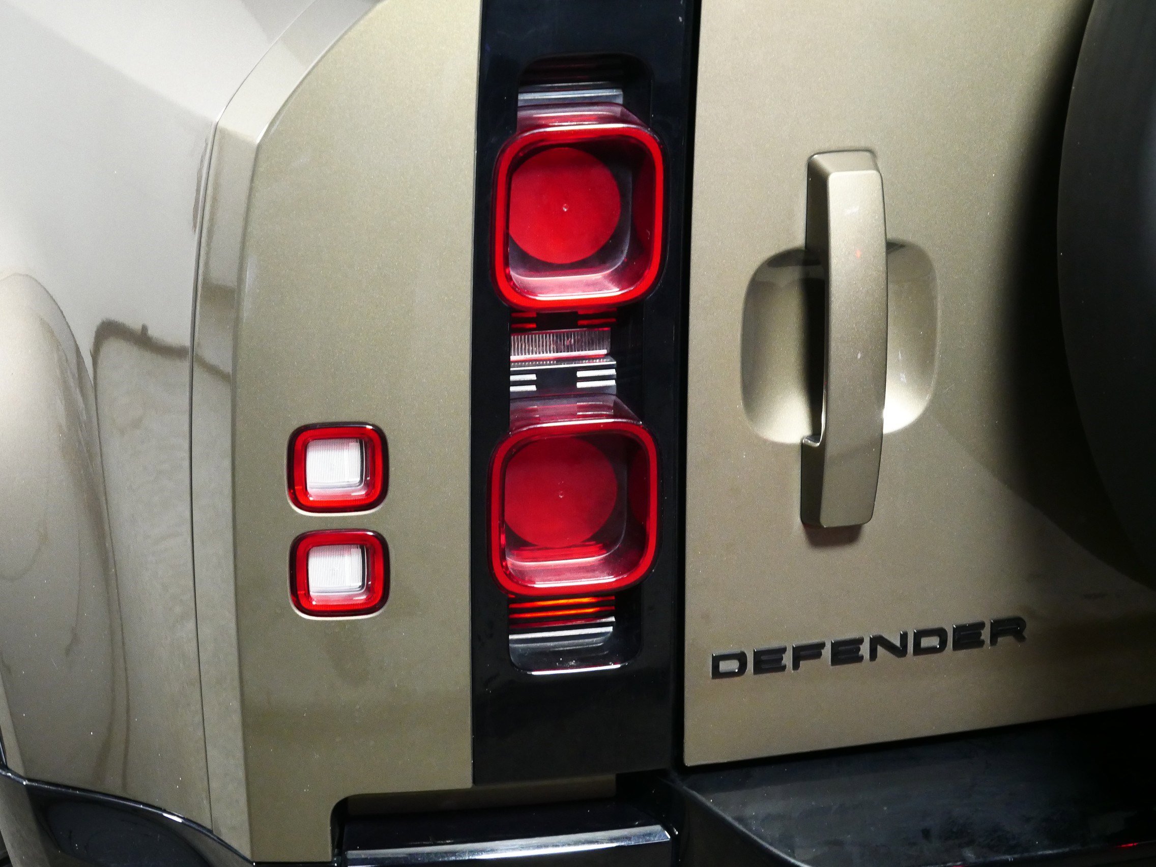 Used 2024 Land Rover Defender 110 X-Dynamic SE AWD/4WD image 17