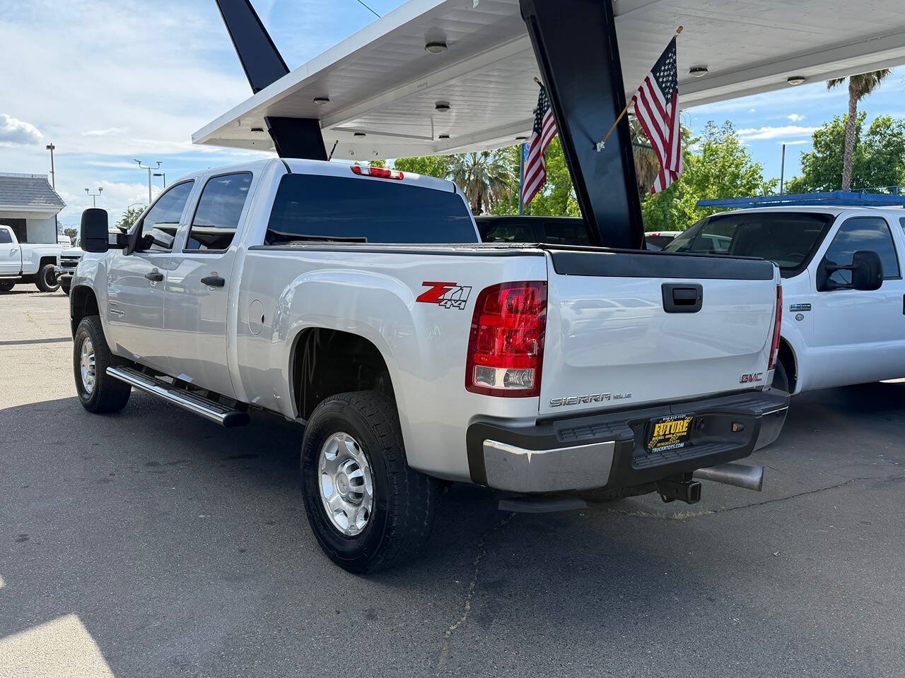 Used 2010 GMC Sierra 2500 SLE w/ Suspension Package, Off-Road AWD/4WD image 4
