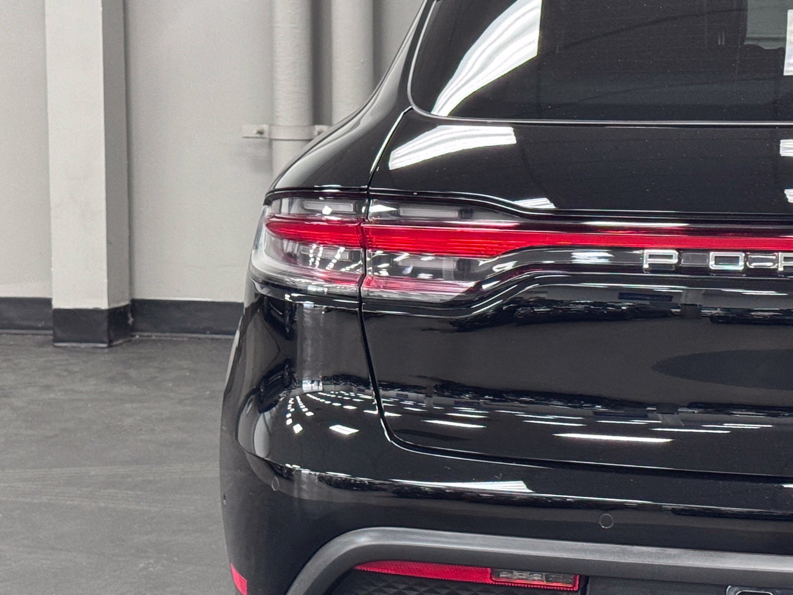 Used 2024 Porsche Macan AWD/4WD image 11