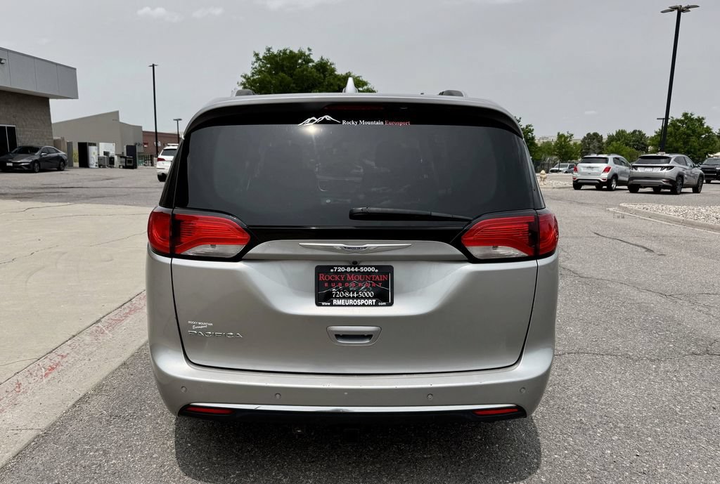 Used 2018 Chrysler Pacifica Touring-L FWD image 7