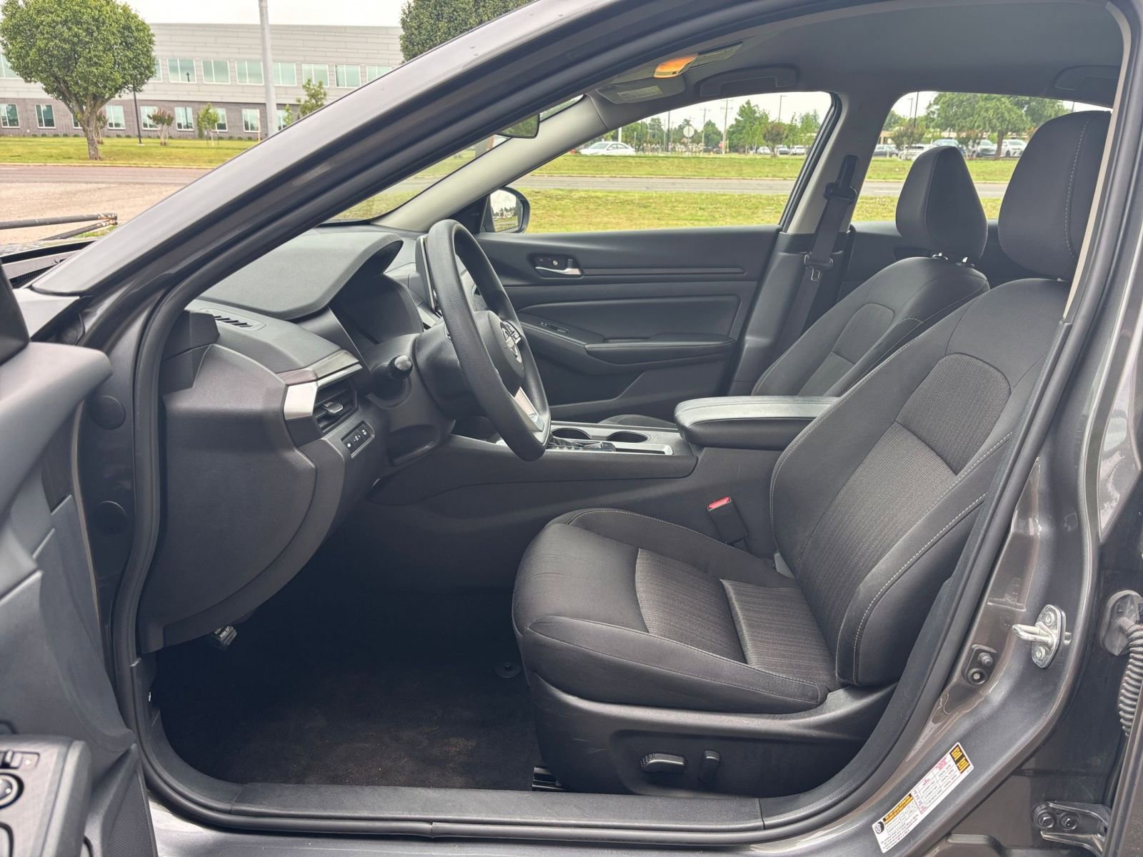 Used 2025 Nissan Altima 2.5 SV FWD image 27