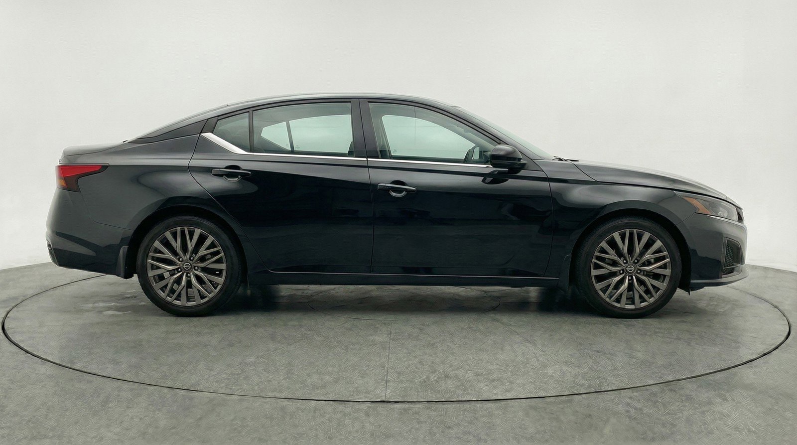 Used 2025 Nissan Altima 2.5 SV FWD image 11