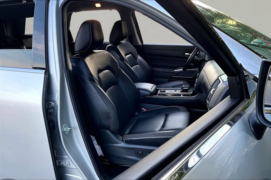 Used 2023 Nissan Pathfinder SL w/ Black Appearance Package AWD/4WD image 23