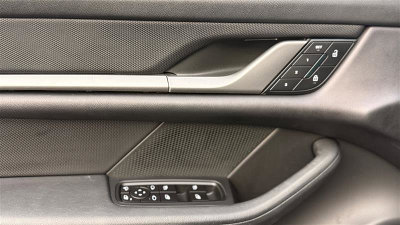 Used 2022 Porsche Taycan image 12