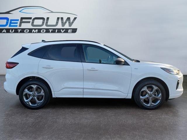 Used 2023 Ford Escape ST-Line image 2