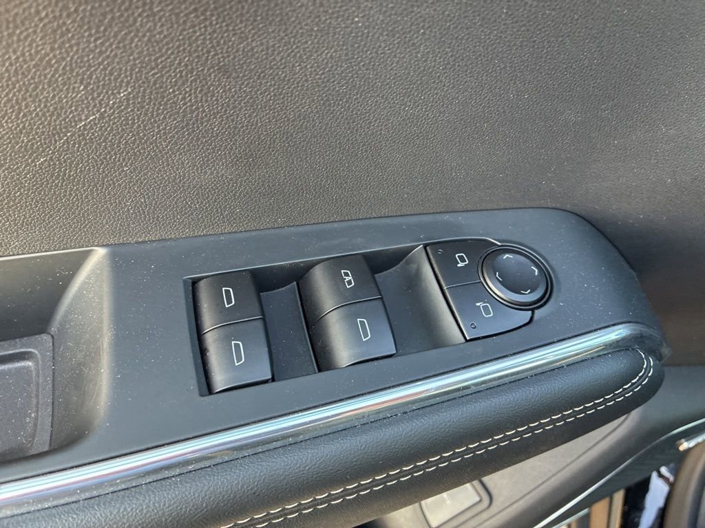 Used 2025 GMC Acadia Elevation image 6