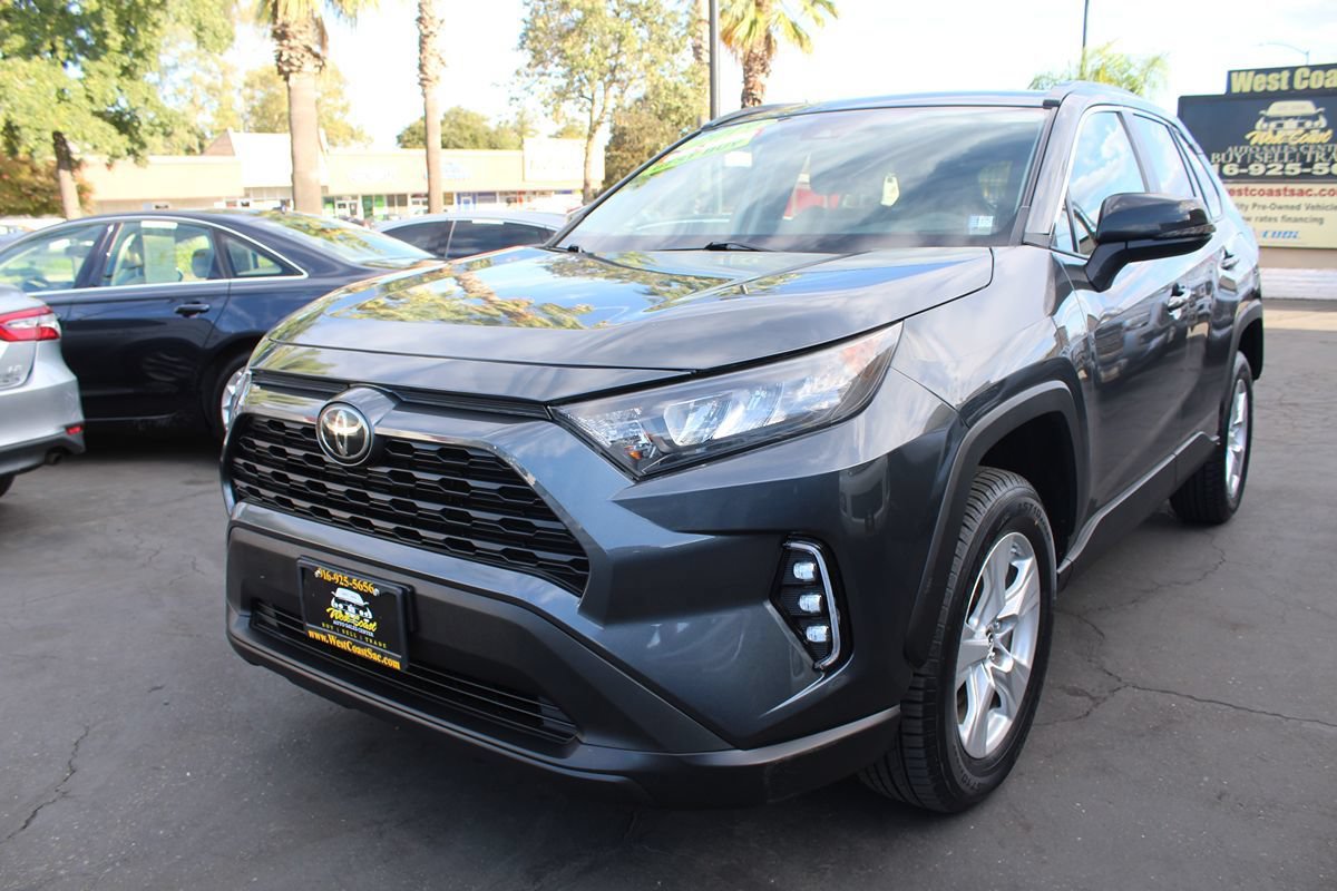 Used 2019 Toyota RAV4 LE w/ Carpet Mat Package FWD image 4
