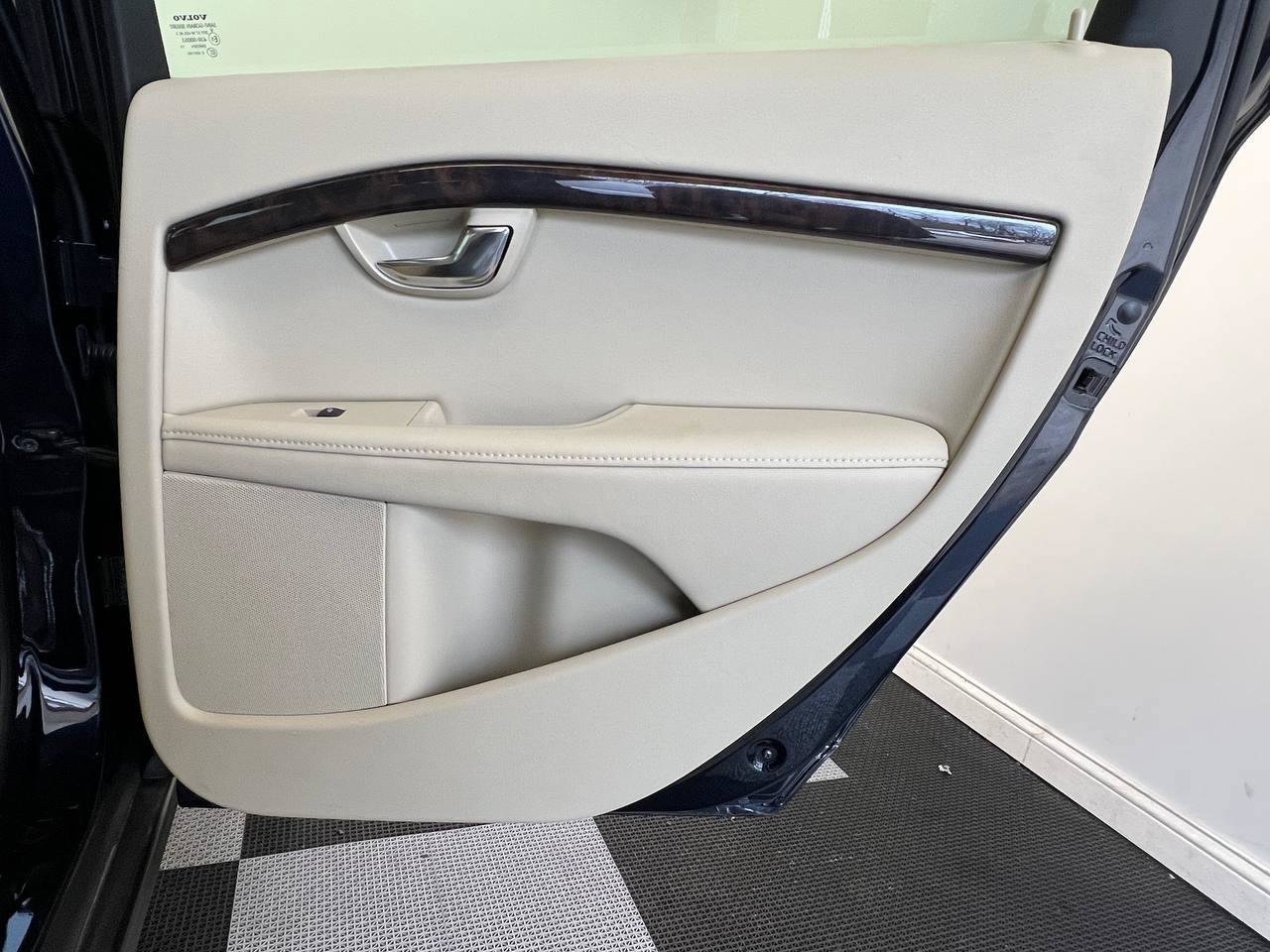 Used 2016 Volvo XC70 T5 Premier w/ Proximity Package FWD image 13