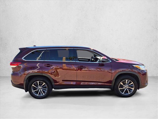 Used 2019 Toyota Highlander XLE AWD/4WD image 4