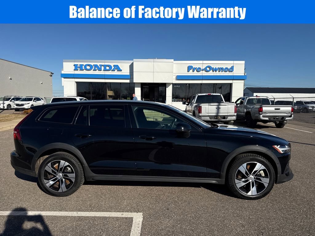 Used 2024 Volvo V60 B5 Cross Country Plus image 1