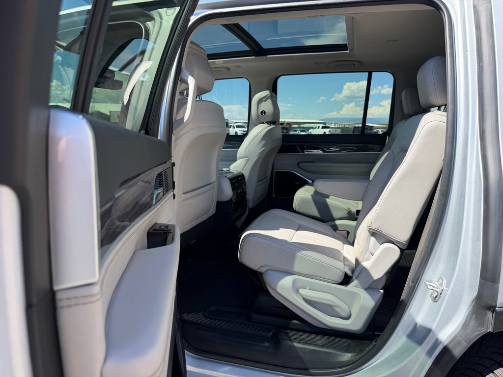 Used 2022 Jeep Wagoneer Series III w/ Premium Group I AWD/4WD image 12