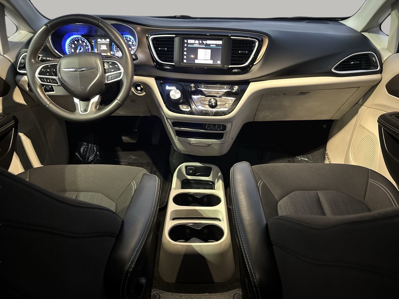 Used 2022 Chrysler Voyager LX image 13