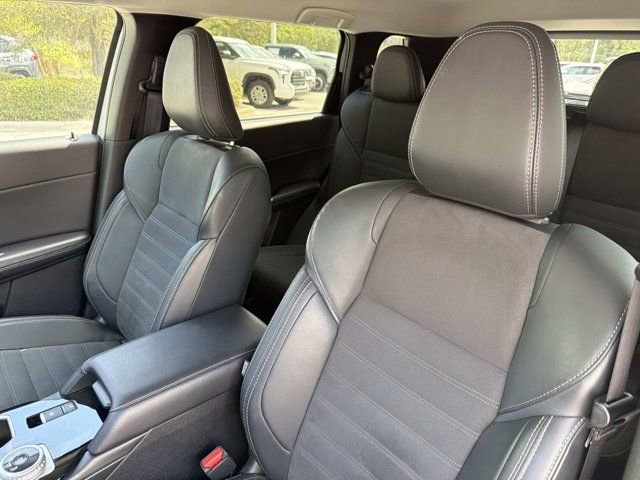 Used 2025 Mitsubishi Outlander SE FWD image 11