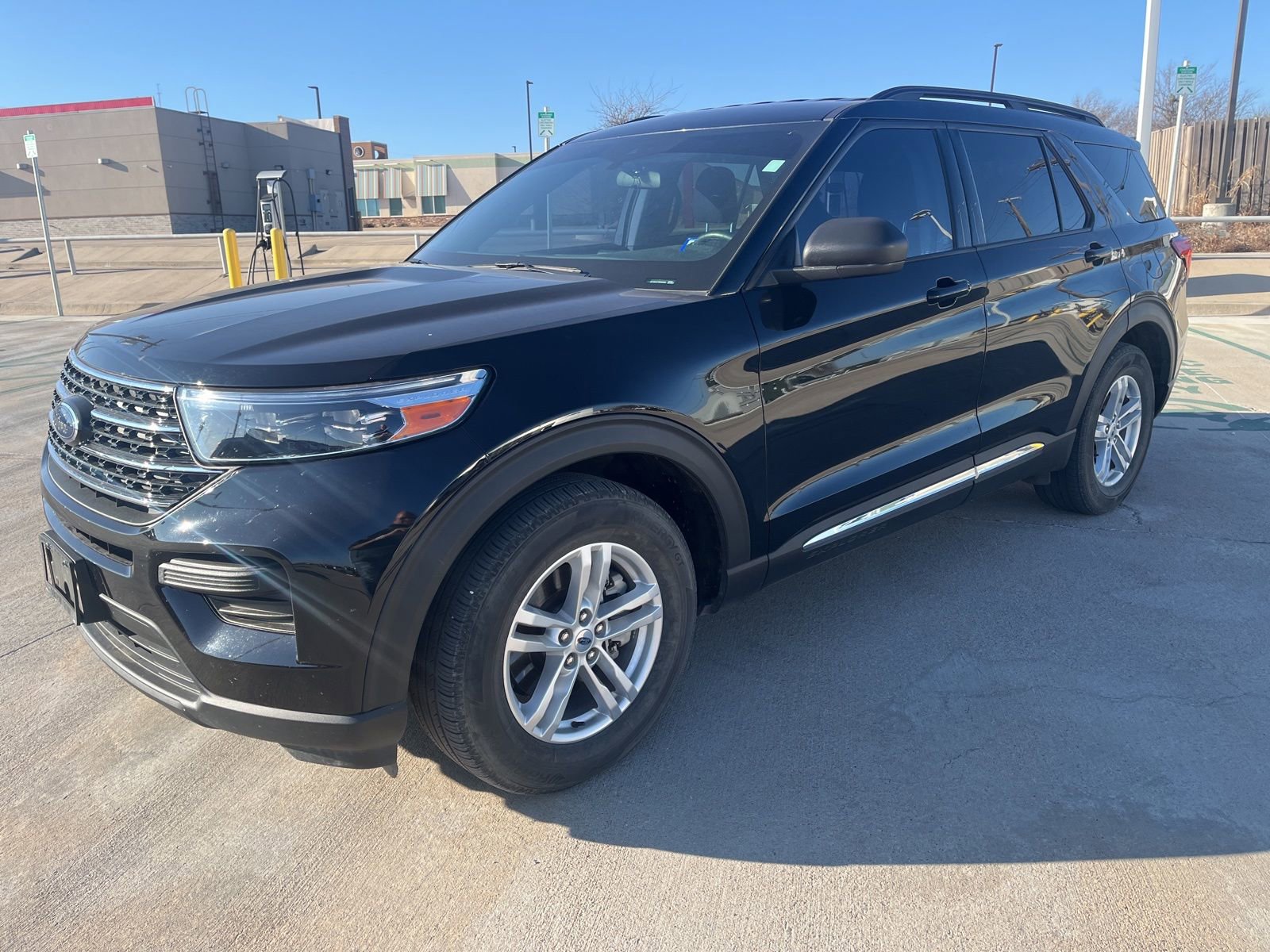 Used 2023 Ford Explorer XLT image 3