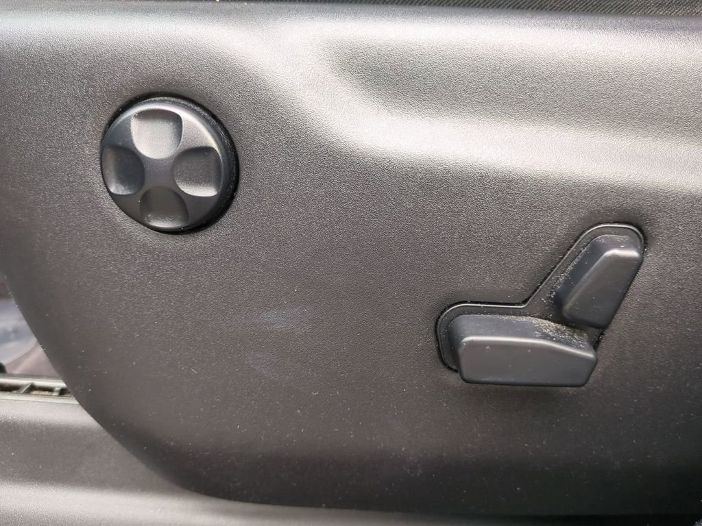 Used 2017 Jeep Grand Cherokee Overland w/ Jeep Active Safety Group image 19