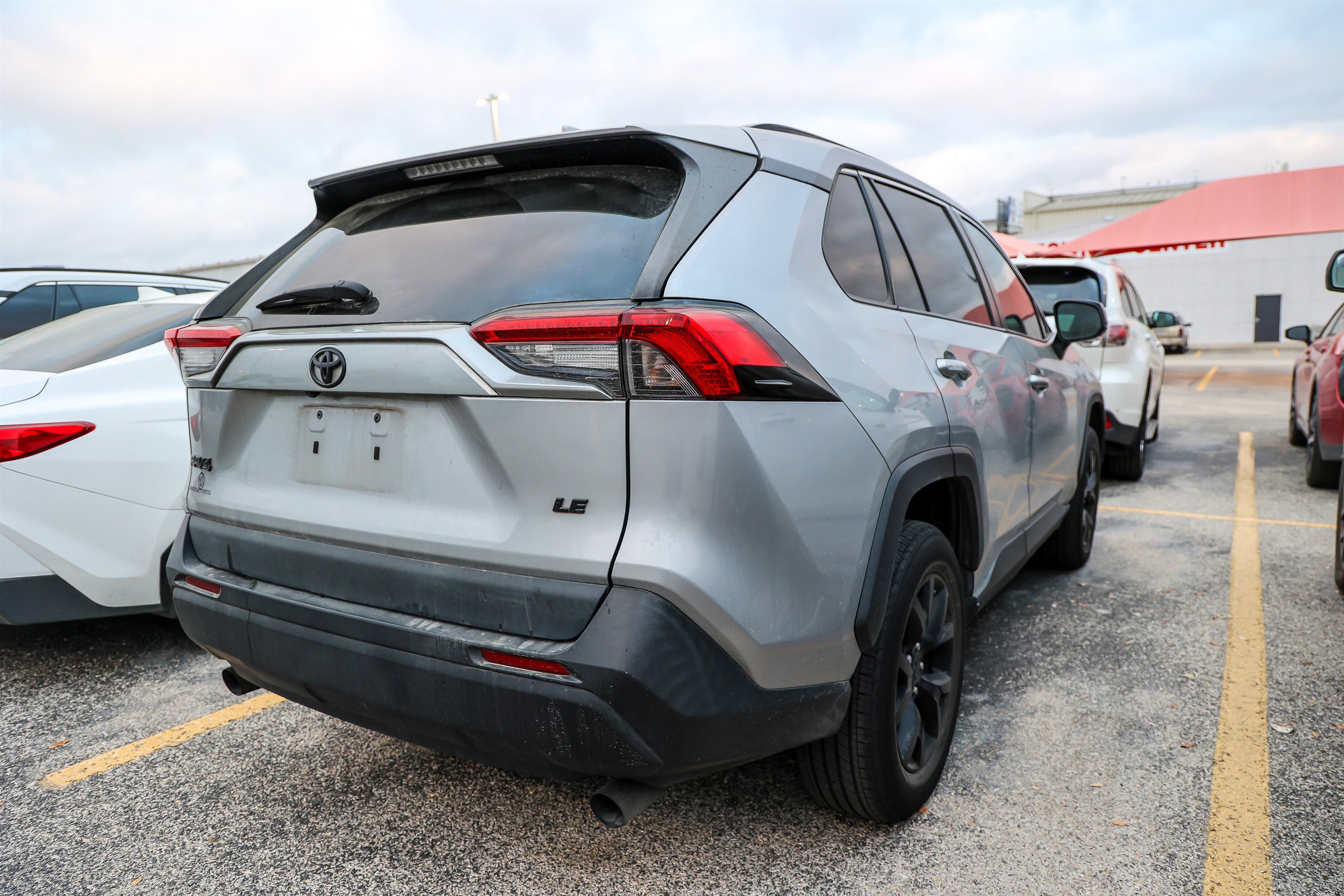 Used 2021 Toyota RAV4 LE image 7