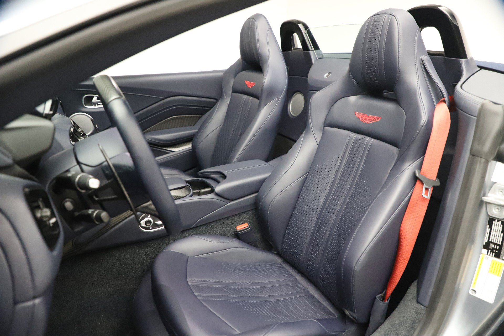 Used 2021 Aston Martin V8 Vantage Roadster RWD image 23