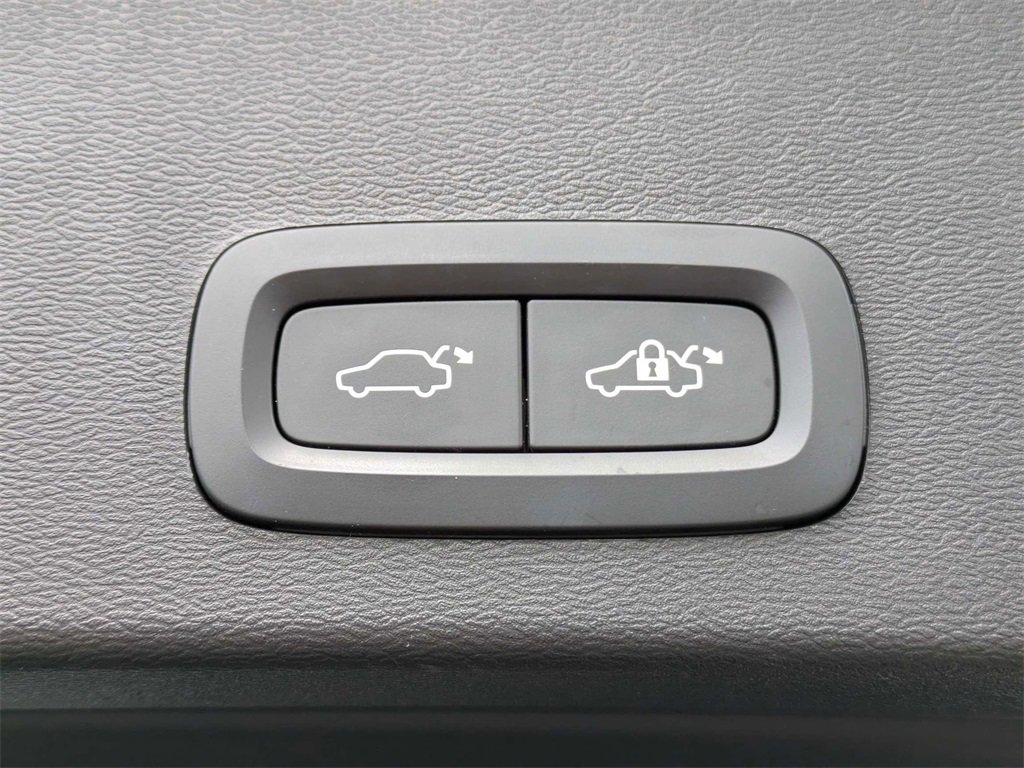 Used 2023 Volvo XC40 B5 Ultimate image 14