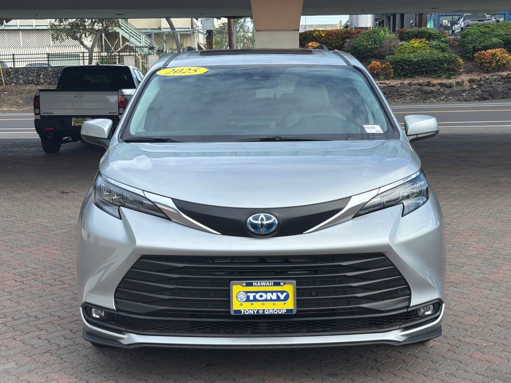 Used 2025 Toyota Sienna XLE image 2