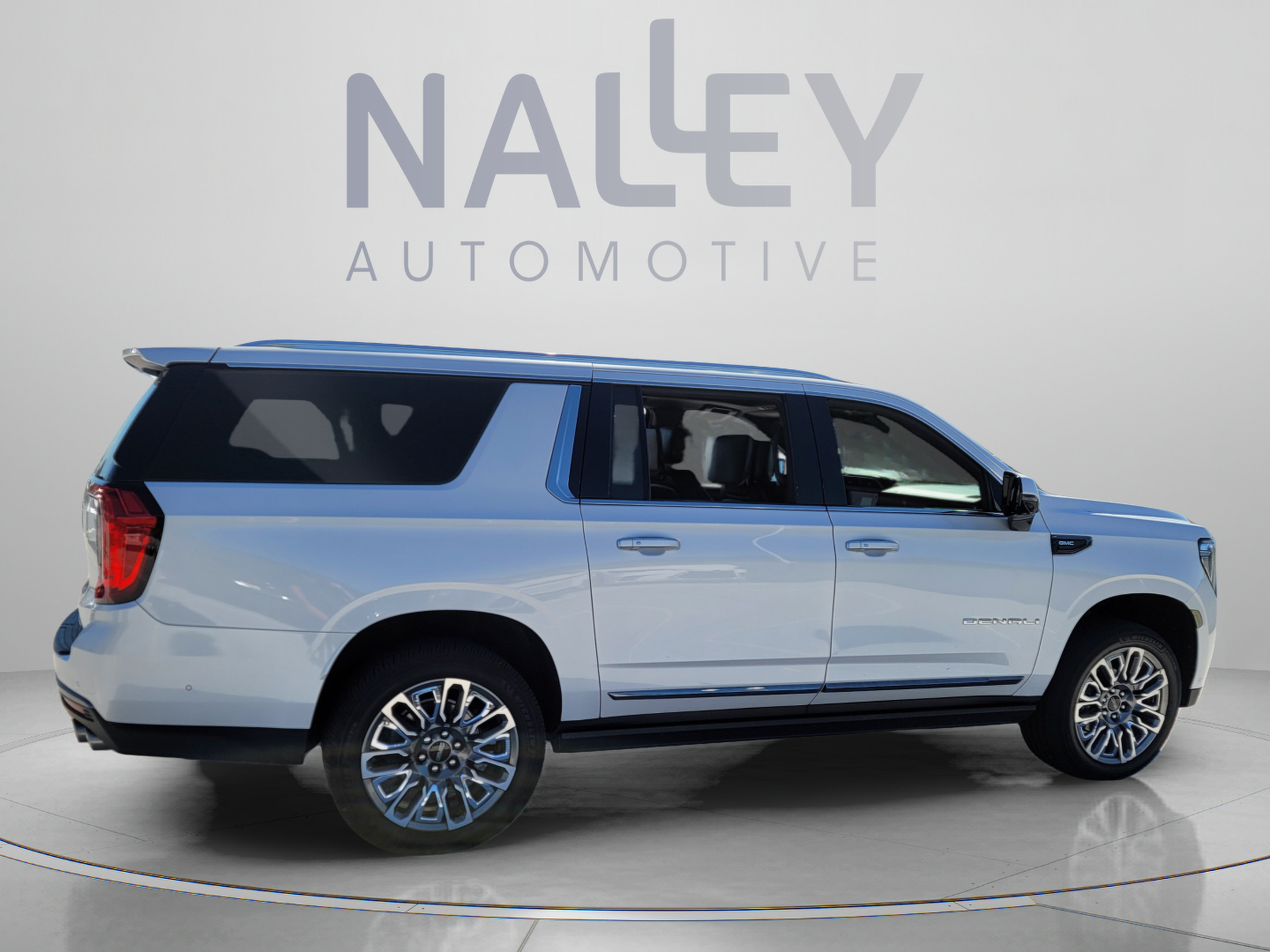 Used 2023 GMC Yukon XL Denali Ultimate AWD/4WD image 6