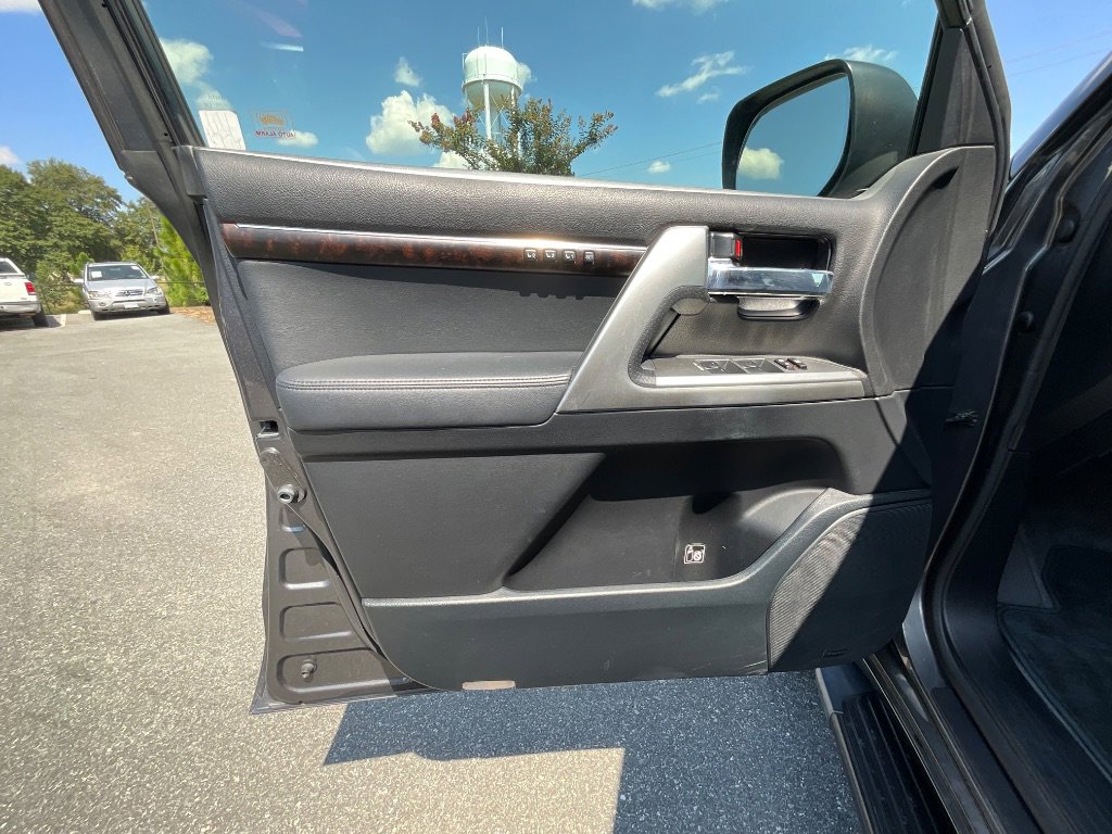 Used 2013 Toyota Land Cruiser image 14