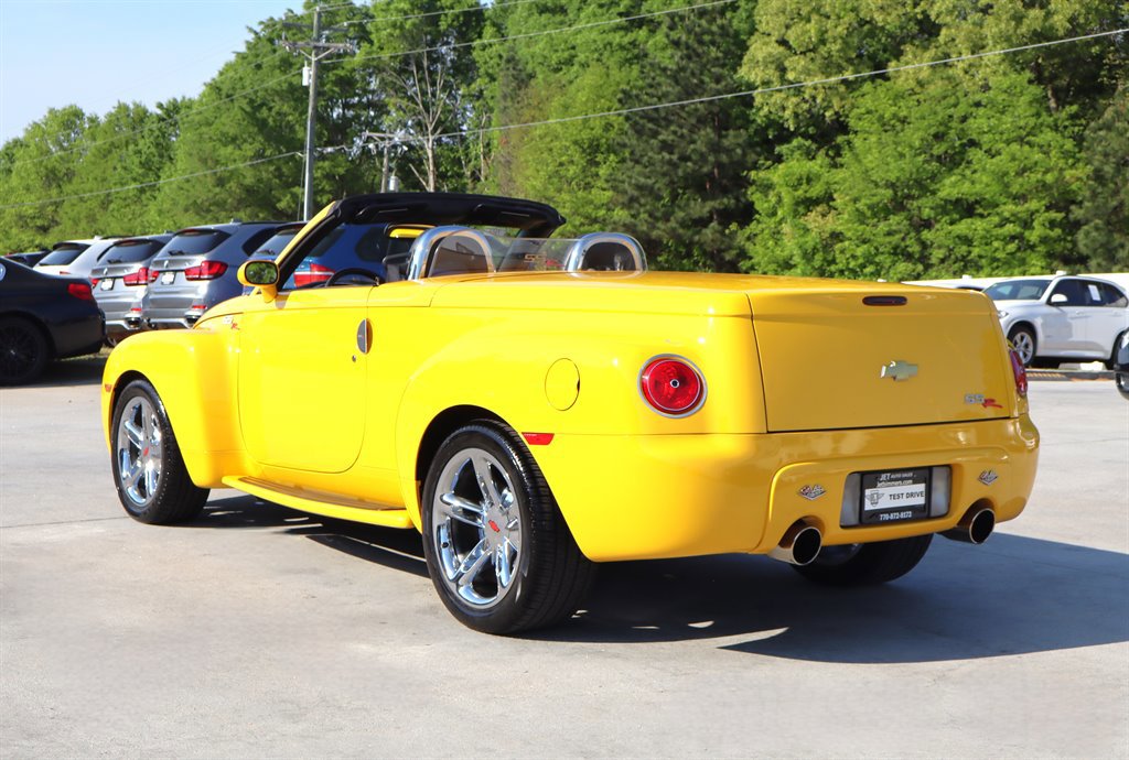 Used 2003 Chevrolet SSR w/ Preferred Equipment Group RWD image 9