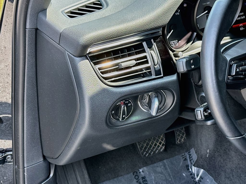 Certified 2023 Porsche Macan S AWD/4WD image 11