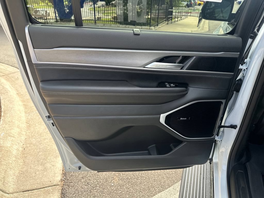 New 2026 Jeep Grand Wagoneer L Limited AWD/4WD image 32
