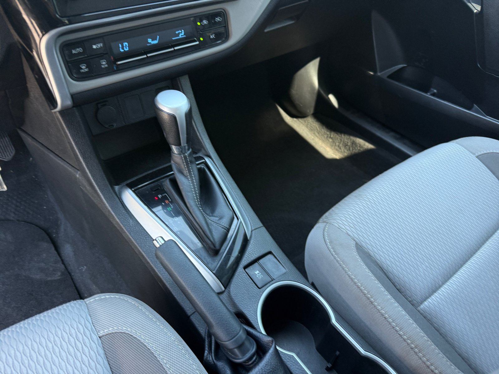 Used 2017 Toyota Corolla LE w/ Carpet Mat Package (TMS) FWD image 13