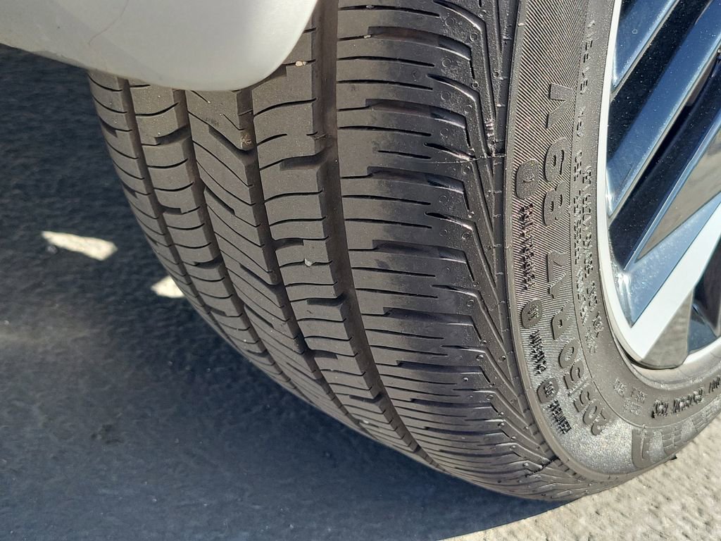 Used 2025 Nissan Versa SR w/ Trunk Package image 27