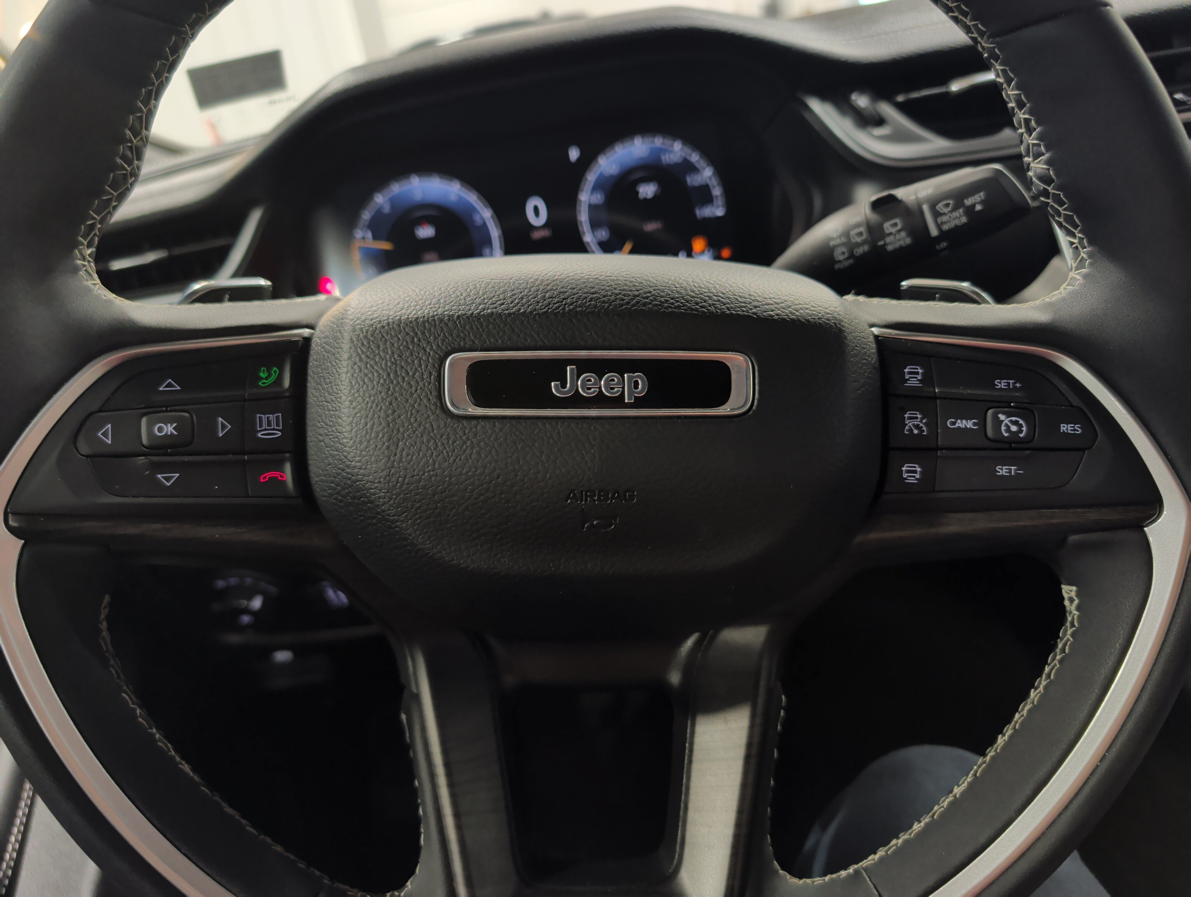 Used 2024 Jeep Grand Cherokee Limited AWD/4WD image 9