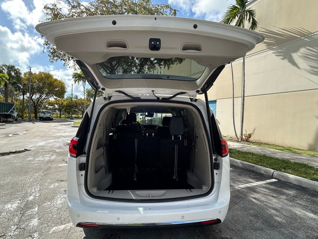 Certified 2024 Chrysler Pacifica Touring-L image 39