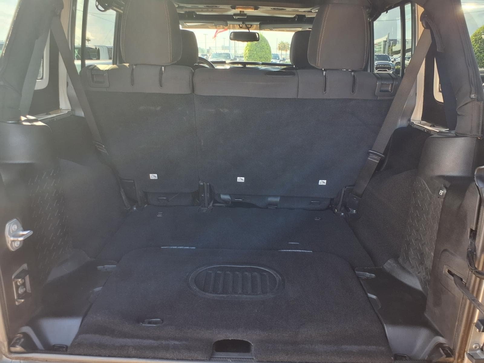 Used 2015 Jeep Wrangler Unlimited Rubicon w/ Max Tow Package AWD/4WD image 10